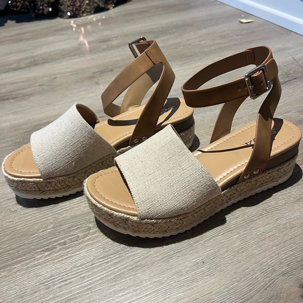 Soda Topic Platform Sandals - Picture 8 of 8